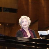 A Su Lado, El Piano