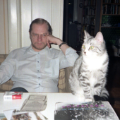 Erkki Salmenhaara with his pet at Christmas 1987. Photo Henri-Claude Fantapié.png