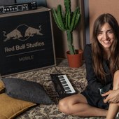 joan-thiele-red-bull-studio-mobile (1).jpg