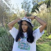 sza in bucket hat