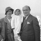 Arnold Schönberg amb la seva dona Gertrud i la filla Nuria Dorothea, a Nova York, a bord de l'Ile de France, 31 d'octubre de 1933 