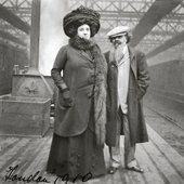 Hermann Bahr und seine Ehefrau Anna Bahr-Mildenburg in London. Photographie. 1910. 