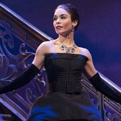 261456DD00000578-2969071-Graduation_Vanessa_Hudgens_cuts_an_elegant_figure_as_she_channel-a-7_1424902293015.jpg