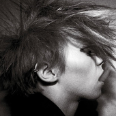 La Roux :}