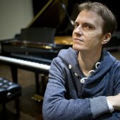 906926-pianiste-alexandre-tharaud-associe-violons.jpg