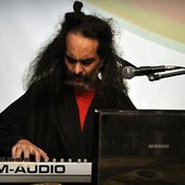 Fred Lorca, tocando el teclado. Foto: Fernanda Najera.