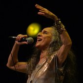 Maria_Bethânia_em_apresentação,_2012.jpg