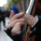 Jouer du violon à l'extérieur en hiver