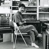 Hiroshi_20Yoshimura_20at_20his_20home_20studio,_20circa_20late_201980s_20(photo_20courtesy_20of_20Nuvola_20Yoko_20Yoshimura).jpg