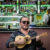 O sambista Toninho Geraes posa em bar em São Paulo