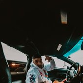 Buman estilo urbano con hoodie y Chevrolet Corvette en Bilbao, España