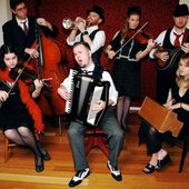 Huxley Vertical Cabaret Nouveau