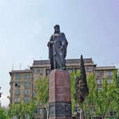 مجسمه حکیم نظامی گنجوی در باکو Nezami in Bako