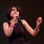 Sniti_Mishra_performing_with_the_band_of_Antariksh_in_Fremont,_California,_USA.jpg