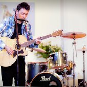 Chris performs live at the Kunstcentrum Catharinakapel in Holland. Photo by Eddy van Dam.