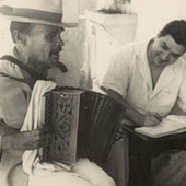 Com um sanfoneiro cego. Recife, 1950
