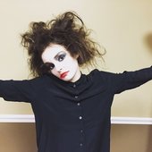 Lauren Mayberry  dress up as Robert Smith of The Cure