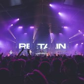 DJ Retain live performance on stage