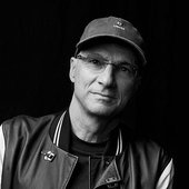 Jimmy Iovine in a hat, glasses, and jacket