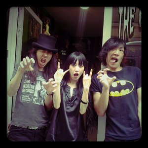 “THEEE BAT”的封面