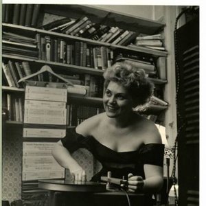 “Judy Holliday”的封面