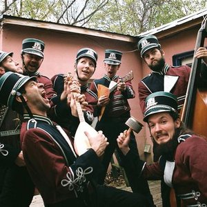 “Invincible Czars”的封面