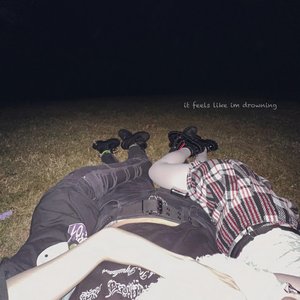 Imagen de 'it feels like im drowning'
