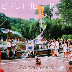 “Golden Years”的封面