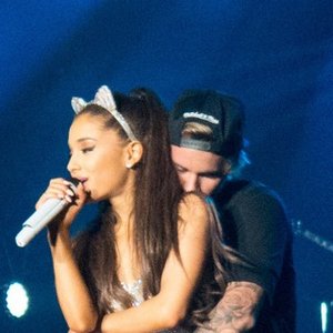 “Ariana Grande, Justin Bieber”的封面