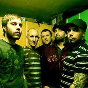 “Mass Hysteria”的封面