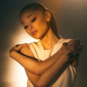 'Ariana Grande' için resim