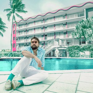 “Strange Vacation”的封面