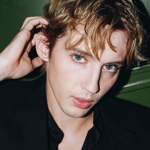 “Troye Sivan”的封面