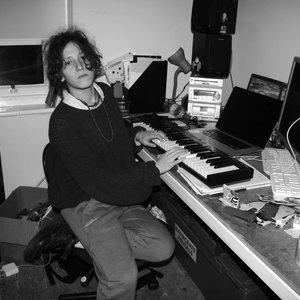 “Mica Levi”的封面