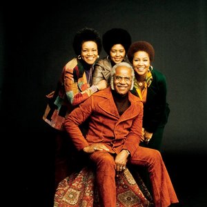 “The Staple Singers”的封面