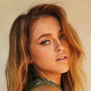 “Alicia Moffet”的封面