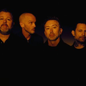 “Rise Against”的封面