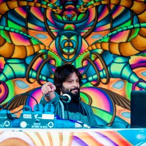 “Sustain”的封面