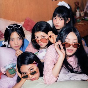 “NewJeans”的封面