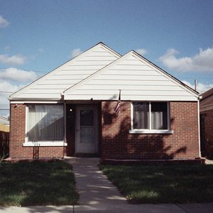 “MIDDLE AMERICAN”的封面