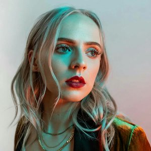 “Madilyn Bailey”的封面