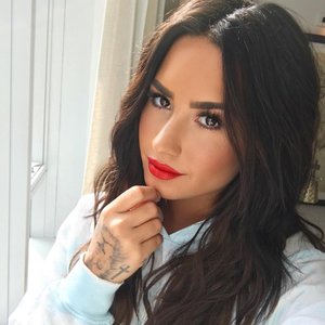 'Demi Lovato' için resim