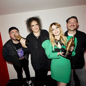 “CHVRCHES & Robert Smith”的封面