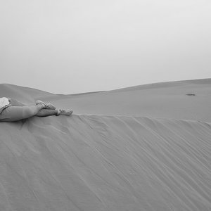 Immagine per 'desert sand feels warm at night'