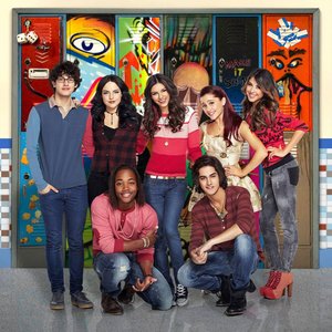 “Victorious Cast”的封面