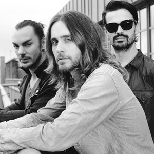 “Thirty Seconds to Mars”的封面