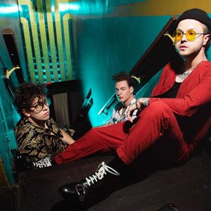 “lovelytheband”的封面