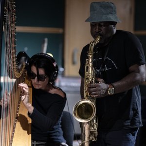 “Alina Bzhezhinska & Tony Kofi”的封面