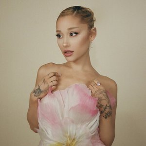 “Ariana Grande”的封面