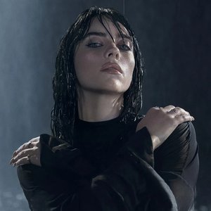 “Billie Eilish”的封面